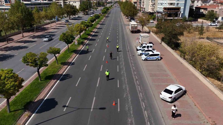 Kayseri Polisi Öğrencilerin Güvenliği İçin Okul Servislerini Denetliyor