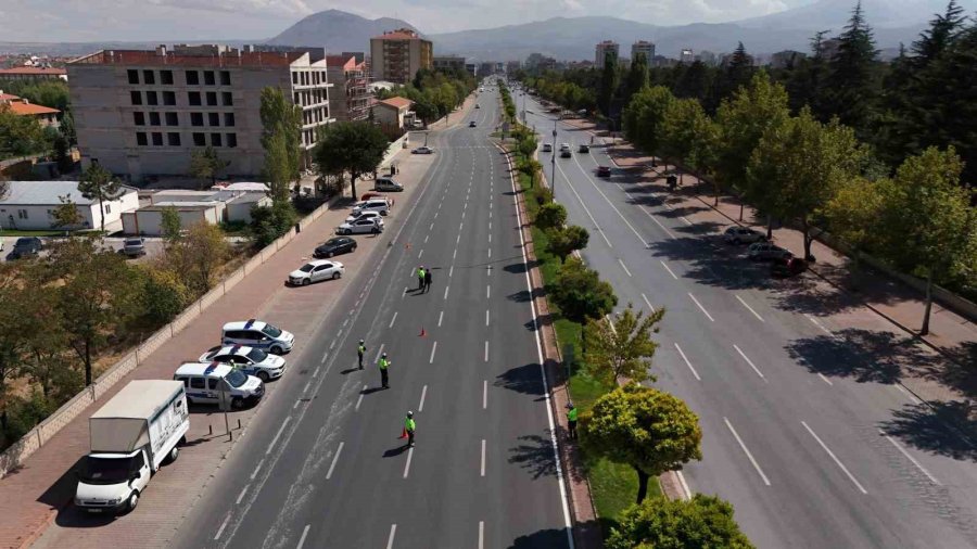 Kayseri Polisi Öğrencilerin Güvenliği İçin Okul Servislerini Denetliyor