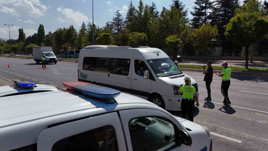 Kayseri Polisi Öğrencilerin Güvenliği İçin Okul Servislerini Denetliyor