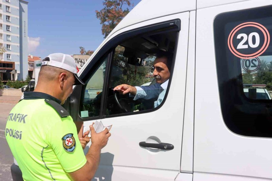 Kayseri Polisi Öğrencilerin Güvenliği İçin Okul Servislerini Denetliyor