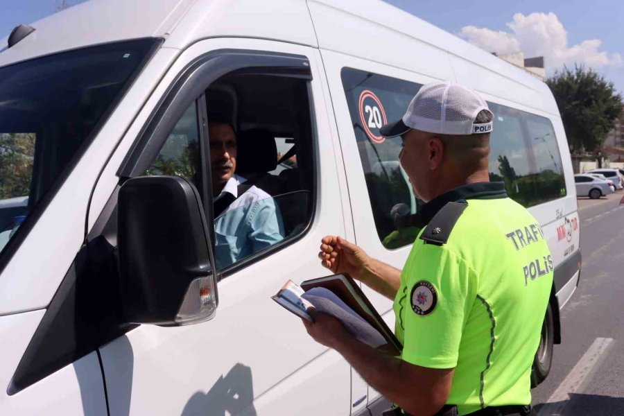 Kayseri Polisi Öğrencilerin Güvenliği İçin Okul Servislerini Denetliyor