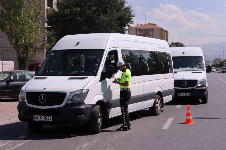 Kayseri Polisi Öğrencilerin Güvenliği İçin Okul Servislerini Denetliyor