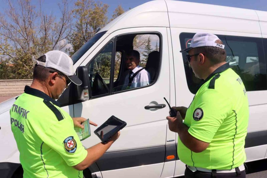 Kayseri Polisi Öğrencilerin Güvenliği İçin Okul Servislerini Denetliyor