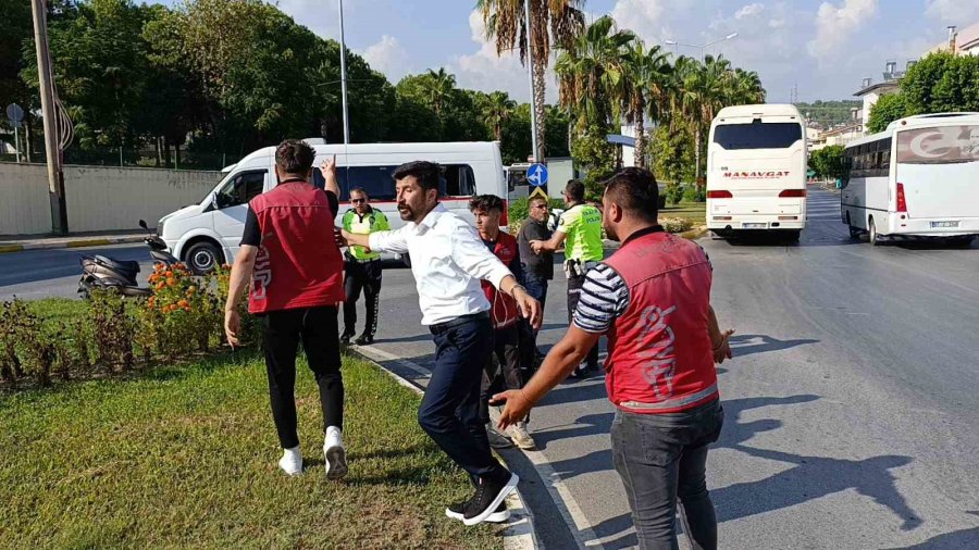 Okul Servisine Çarpan Motosikletin Sürücüsü Metrelerce Havaya Fırladı