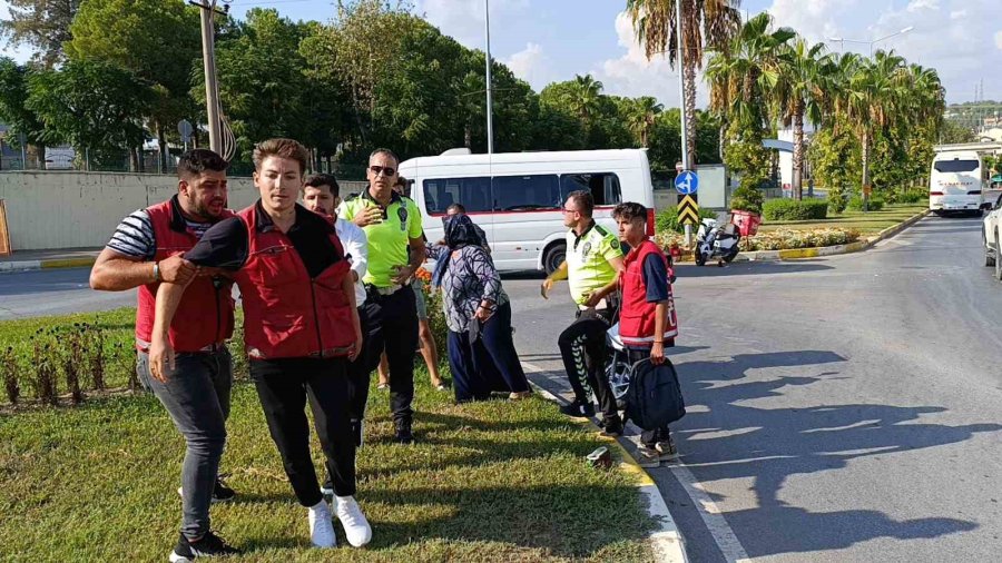 Okul Servisine Çarpan Motosikletin Sürücüsü Metrelerce Havaya Fırladı