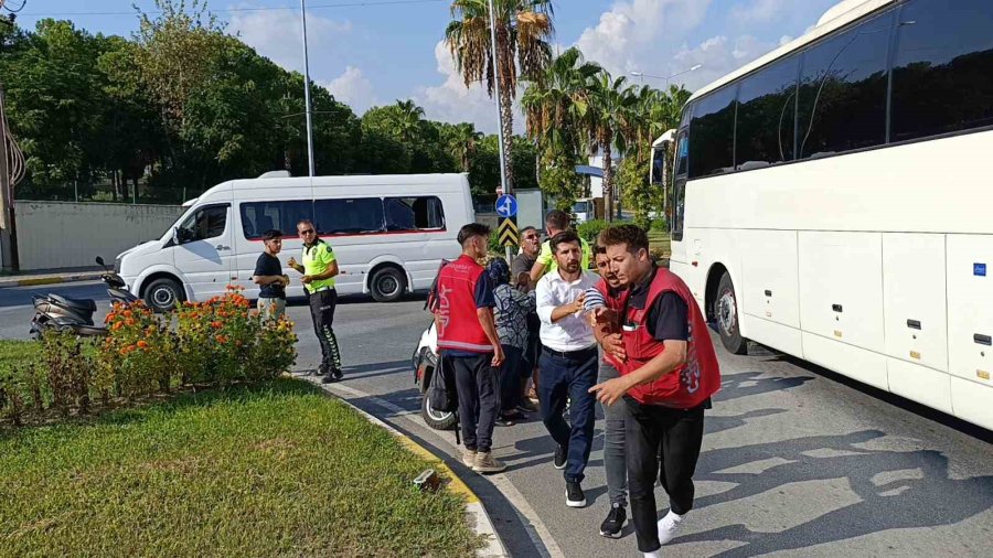 Okul Servisine Çarpan Motosikletin Sürücüsü Metrelerce Havaya Fırladı