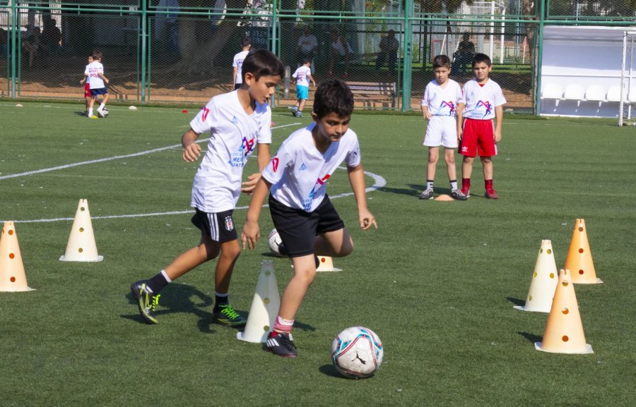 Futbol Kursları Yaz Döneminde Çocukların Gözdesi Oldu