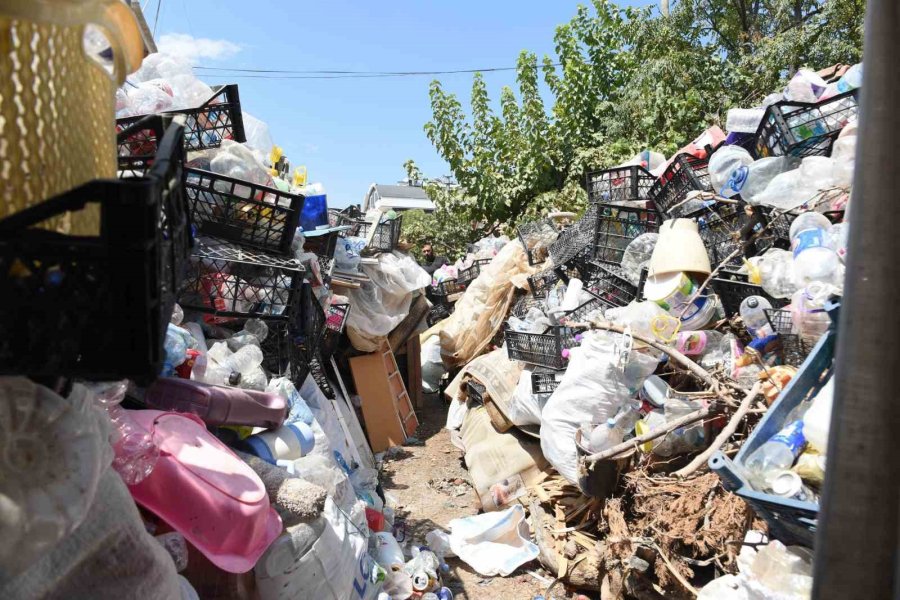 Etrafı Duvarlarla Çevrili Eve Giren Ekipler Hayatının Şokunu Yaşadı