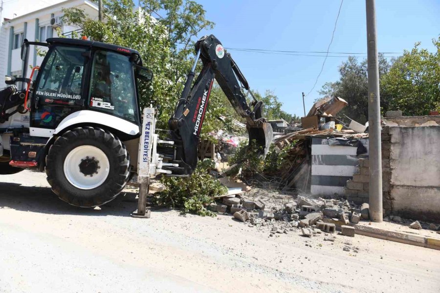 Etrafı Duvarlarla Çevrili Eve Giren Ekipler Hayatının Şokunu Yaşadı