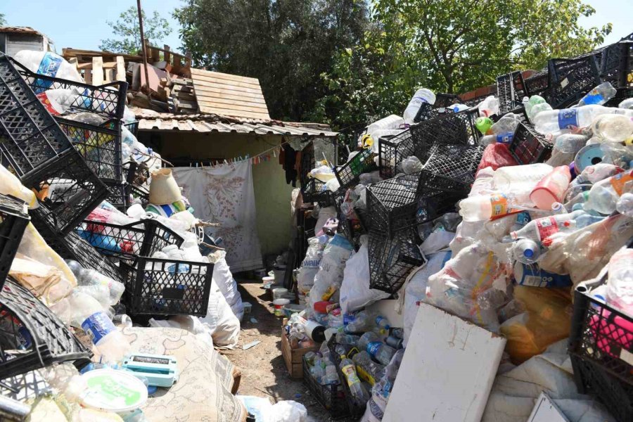 Etrafı Duvarlarla Çevrili Eve Giren Ekipler Hayatının Şokunu Yaşadı