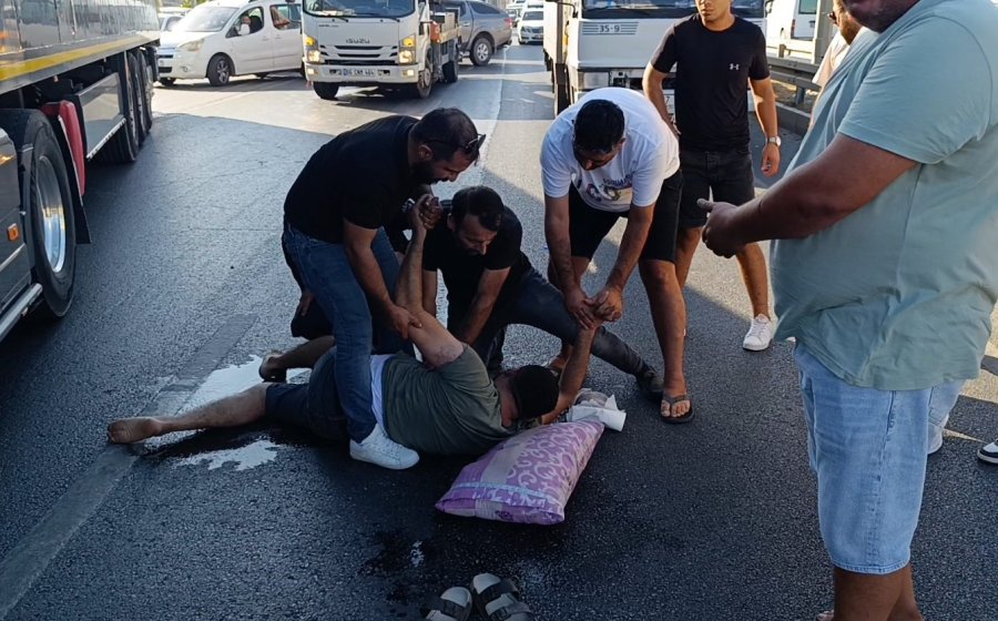 Direksiyon Başında Krize Giren Tır Sürücüsü, Vatandaşların ’ilk Yardımı’ Sonrası Kendine Geldi