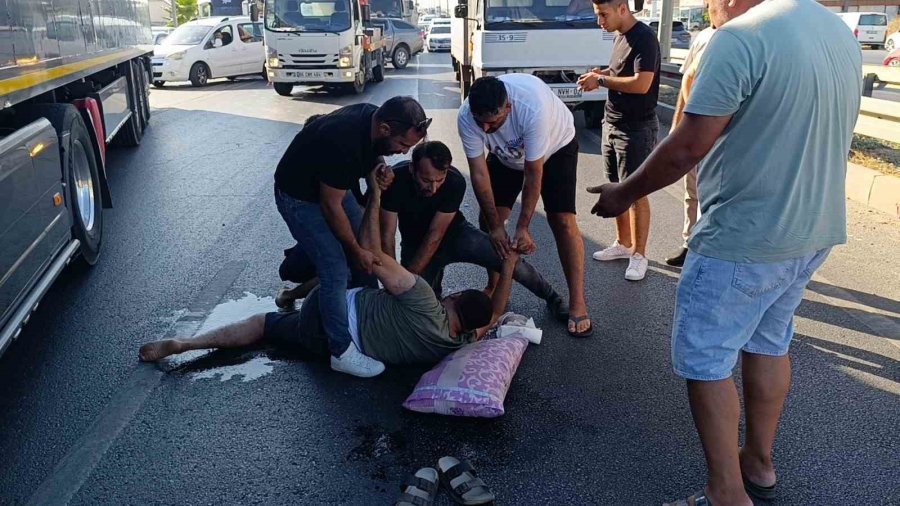 Direksiyon Başında Krize Giren Tır Sürücüsü, Vatandaşların ’ilk Yardımı’ Sonrası Kendine Geldi