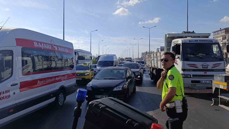 Direksiyon Başında Krize Giren Tır Sürücüsü, Vatandaşların ’ilk Yardımı’ Sonrası Kendine Geldi