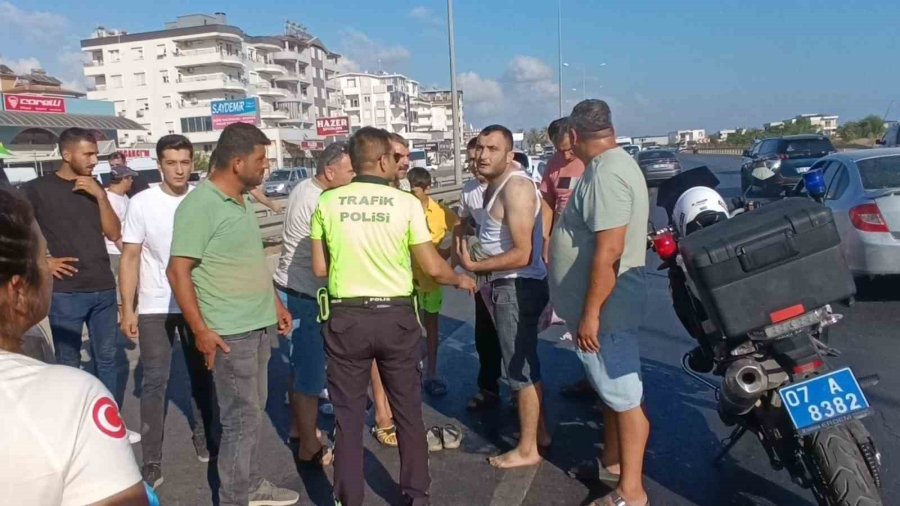 Direksiyon Başında Krize Giren Tır Sürücüsü, Vatandaşların ’ilk Yardımı’ Sonrası Kendine Geldi