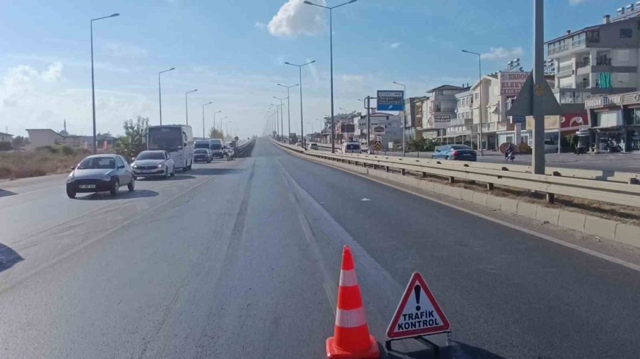 Direksiyon Başında Krize Giren Tır Sürücüsü, Vatandaşların ’ilk Yardımı’ Sonrası Kendine Geldi