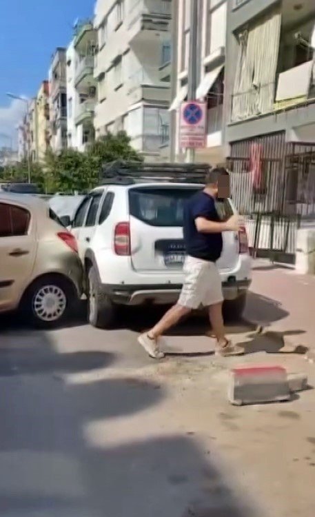 Dükkanın Önüne Park Eden Araca Kızıp Kendi Aracıyla Çarptı, ’kaydırdım’ Diyerek Özür Diledi