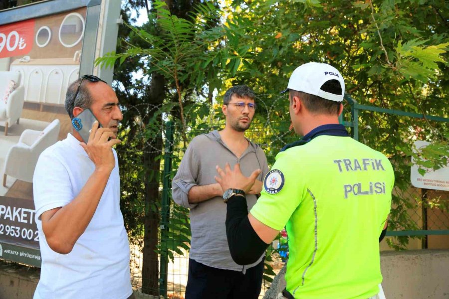 Halk Otobüsü İle Otomobil Çarpıştı: 2 Kişi Yaralandı