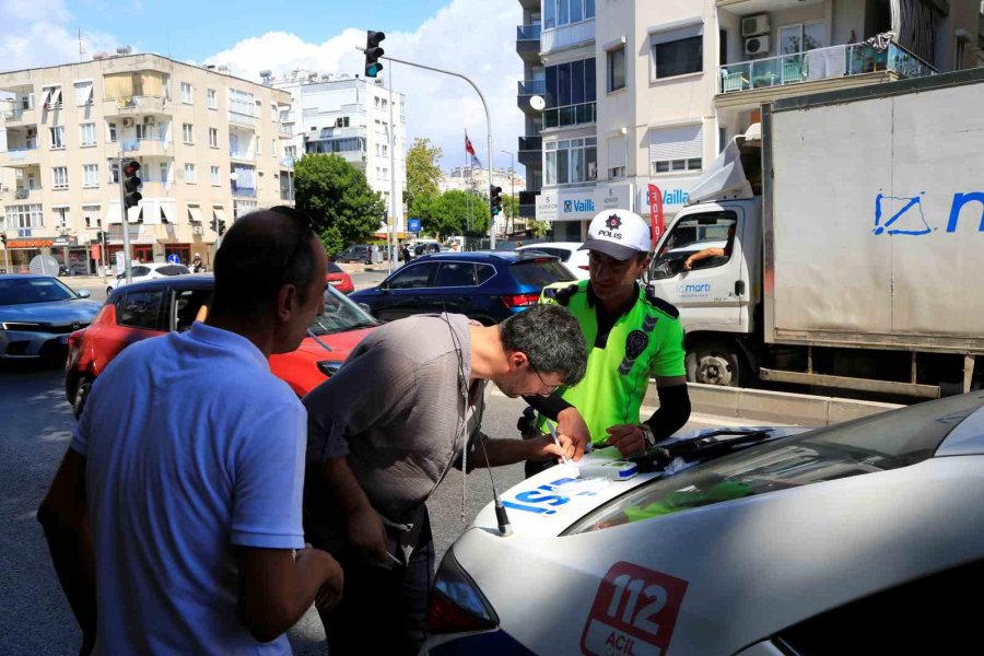 Halk Otobüsü İle Otomobil Çarpıştı: 2 Kişi Yaralandı