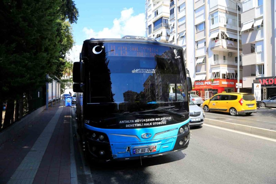 Halk Otobüsü İle Otomobil Çarpıştı: 2 Kişi Yaralandı