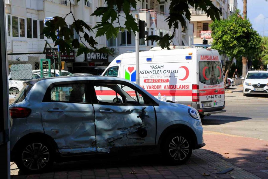 Halk Otobüsü İle Otomobil Çarpıştı: 2 Kişi Yaralandı