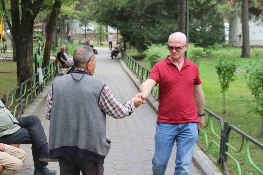 41 Sene İçtiği Sigarayı 2000 Yılında Bırakan Vatandaş 24 Yıldır Her Gün Bir Paket Sigara Parasına Şeker Alıp Dağıtıyor