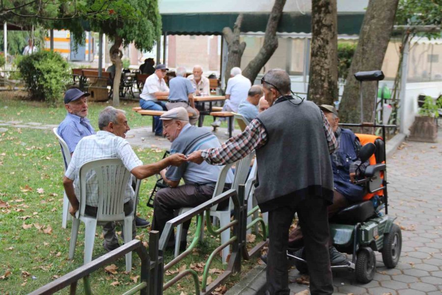 41 Sene İçtiği Sigarayı 2000 Yılında Bırakan Vatandaş 24 Yıldır Her Gün Bir Paket Sigara Parasına Şeker Alıp Dağıtıyor