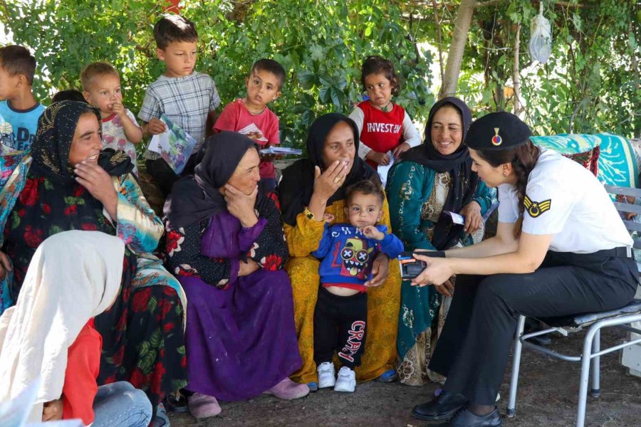 Jandarma Personeli Mevsimlik Tarım İşçilerini Ziyaret Etti