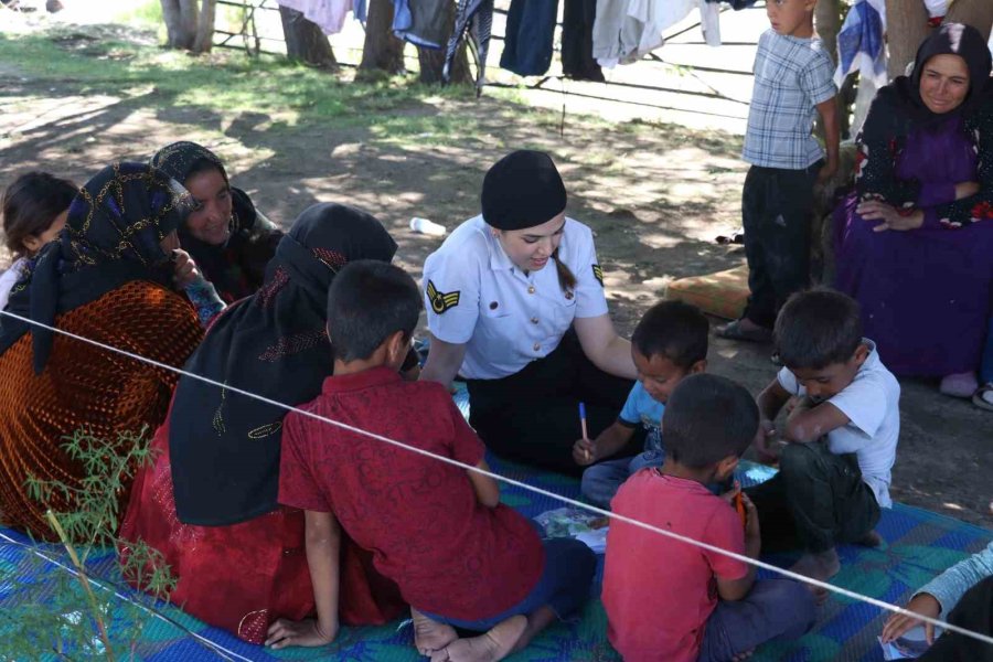 Jandarma Personeli Mevsimlik Tarım İşçilerini Ziyaret Etti