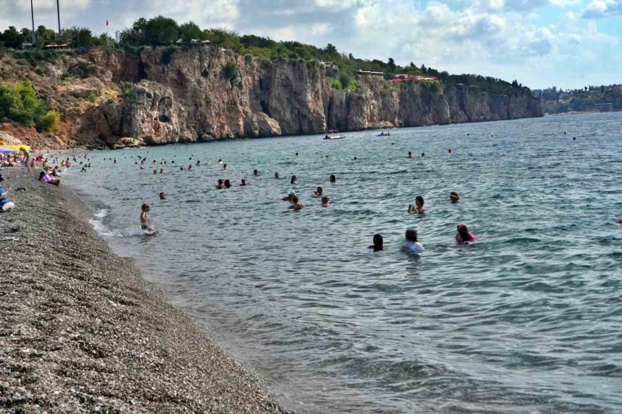 Okullar Başladı, Sahilin Tadını Emekliler Çıkardı