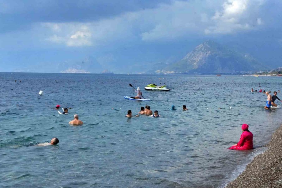 Okullar Başladı, Sahilin Tadını Emekliler Çıkardı