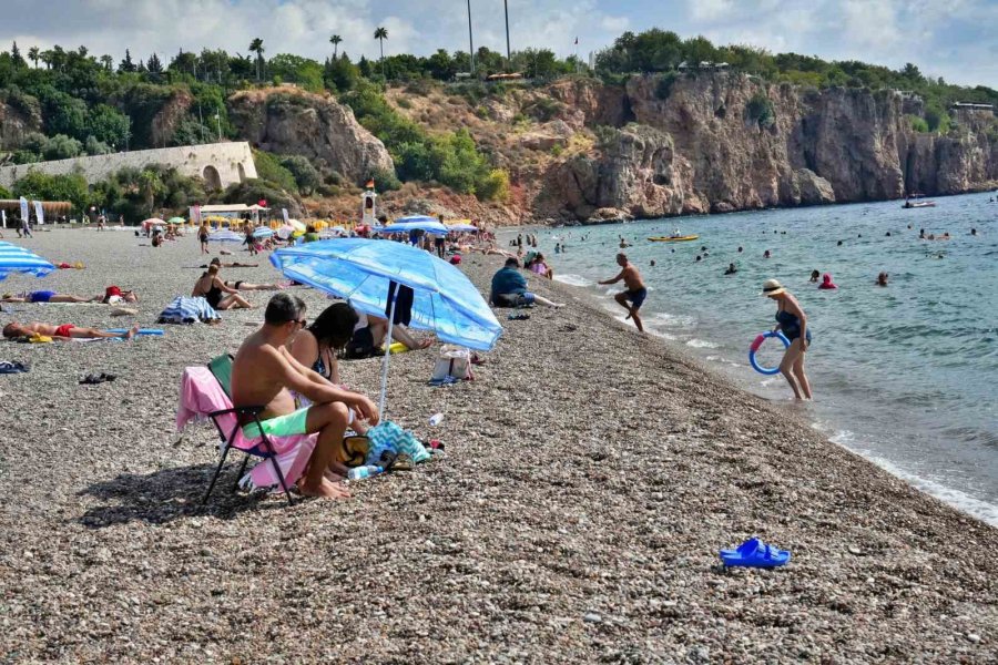 Okullar Başladı, Sahilin Tadını Emekliler Çıkardı