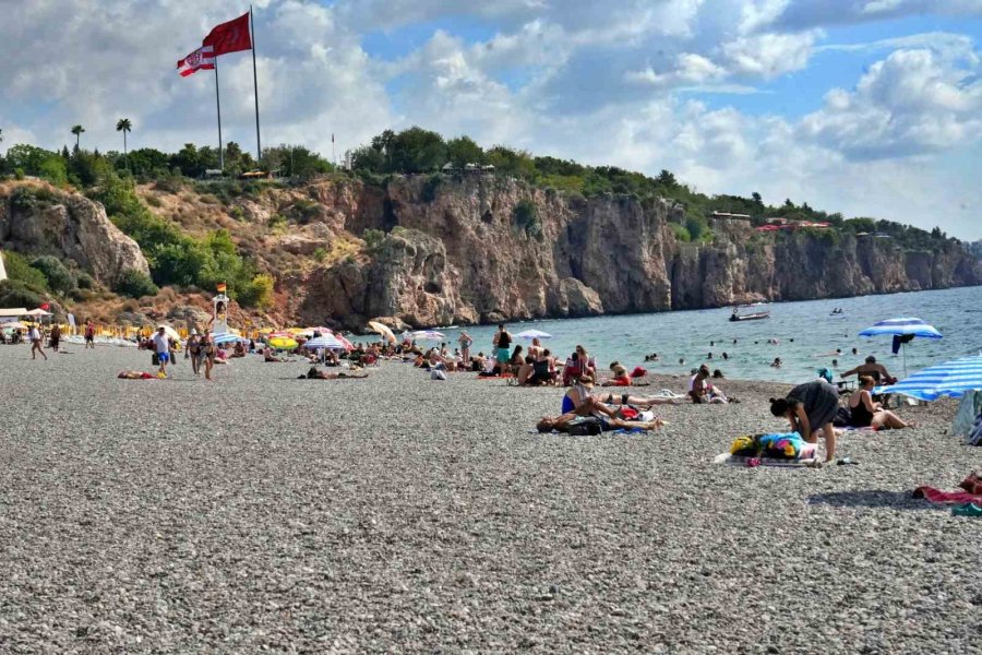 Okullar Başladı, Sahilin Tadını Emekliler Çıkardı