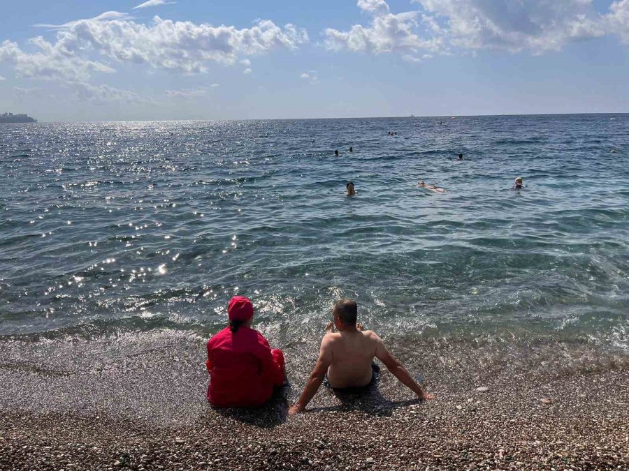 Okullar Başladı, Sahilin Tadını Emekliler Çıkardı