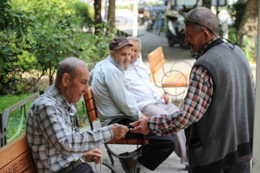 41 Sene İçtiği Sigarayı 2000 Yılında Bırakan Vatandaş 24 Yıldır Her Gün Bir Paket Sigara Parasına Şeker Alıp Dağıtıyor