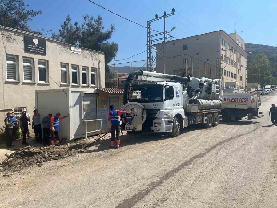 Konya Büyükşehir Osmaniye’de Depremde Oluşan Altyapı Hasarlarını Onarıyor