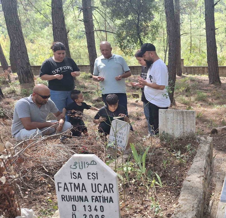 Kabri Mezarlığın Dışında Kalmış, Hikayesi Yürekleri Burkmuştu, Annesinin Yanına Defnedildi