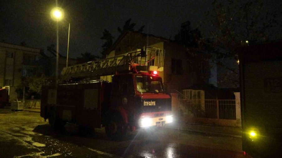 Camide Çıkan Yangın Balkondaki Vatandaşın Dikkatiyle Büyümeden Söndürüldü