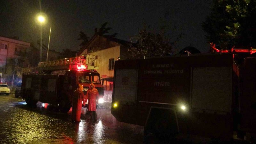 Camide Çıkan Yangın Balkondaki Vatandaşın Dikkatiyle Büyümeden Söndürüldü