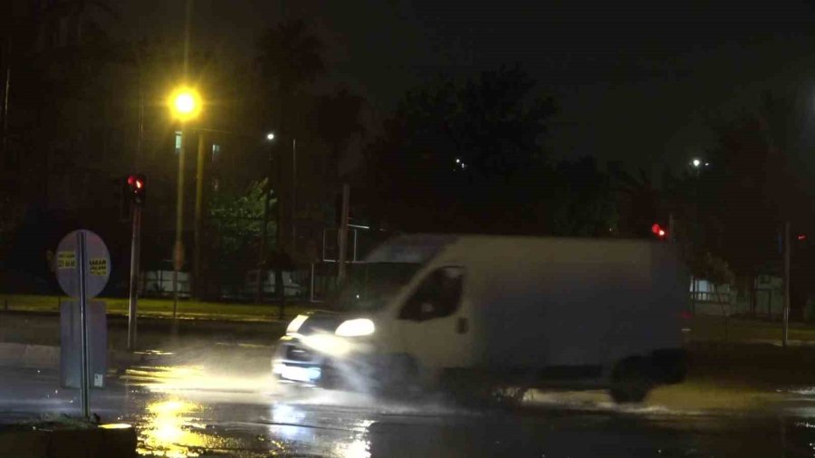 Antalya’da Yağış Aniden Bastırdı, Yağmurun Keyfini Çocuklar Çıkardı