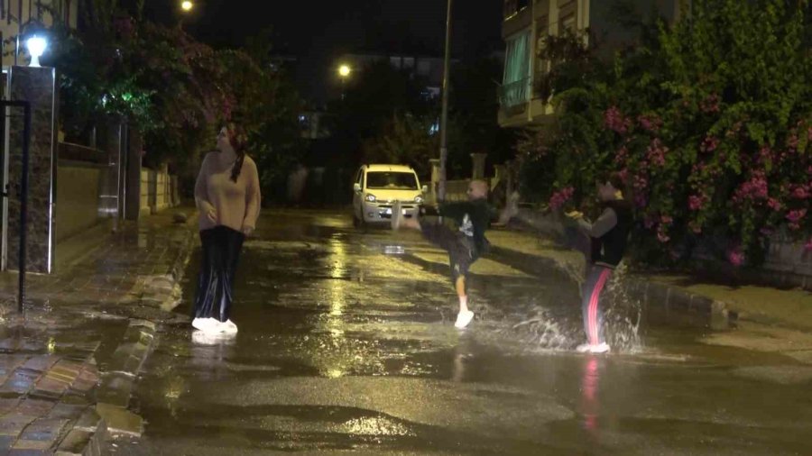 Antalya’da Yağış Aniden Bastırdı, Yağmurun Keyfini Çocuklar Çıkardı