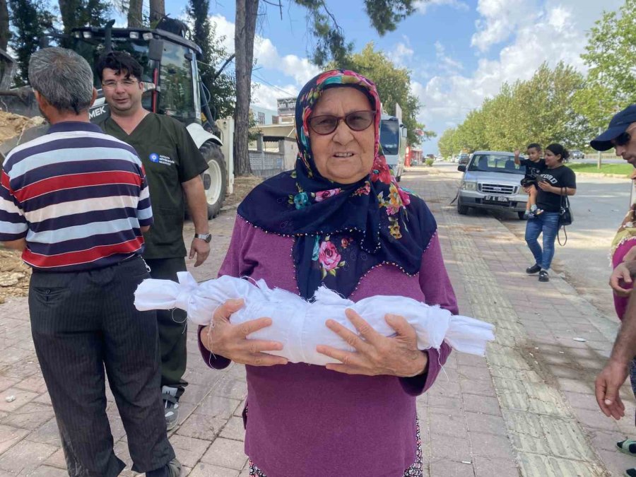 Kabri Mezarlığın Dışında Kalmış, Hikayesi Yürekleri Burkmuştu, Annesinin Yanına Defnedildi