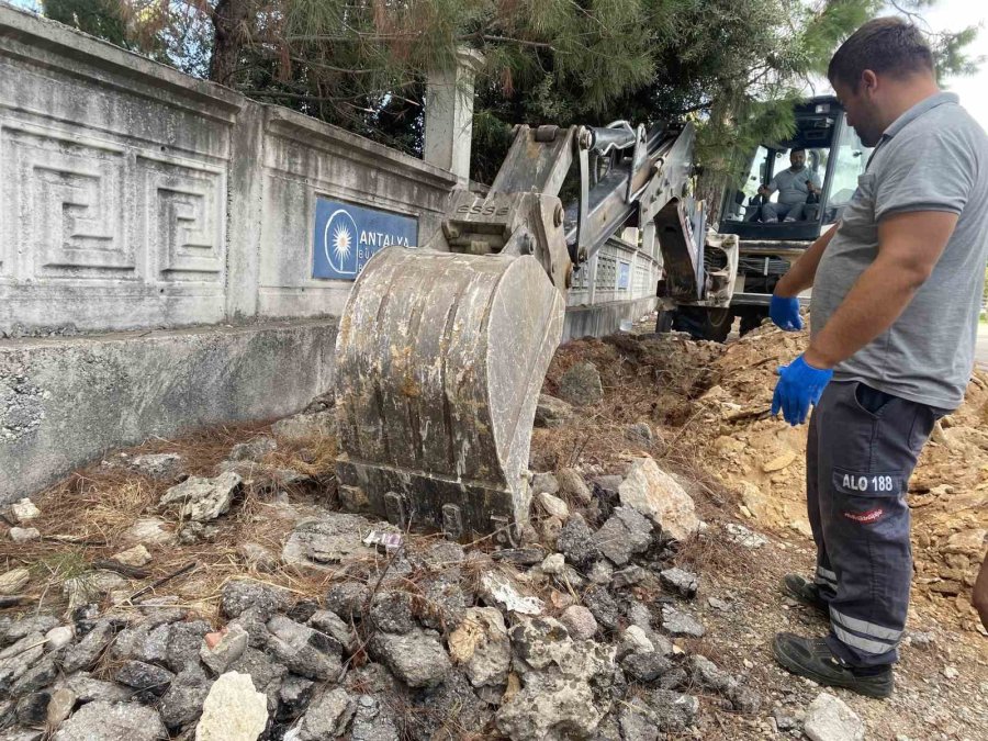 Kabri Mezarlığın Dışında Kalmış, Hikayesi Yürekleri Burkmuştu, Annesinin Yanına Defnedildi