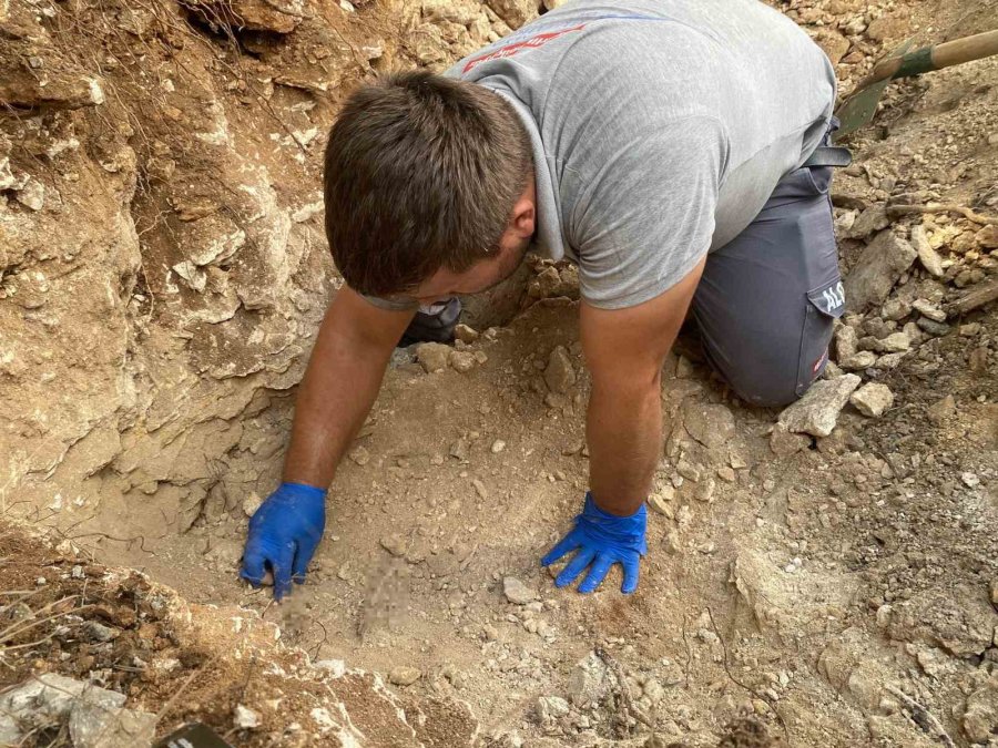 Kabri Mezarlığın Dışında Kalmış, Hikayesi Yürekleri Burkmuştu, Annesinin Yanına Defnedildi