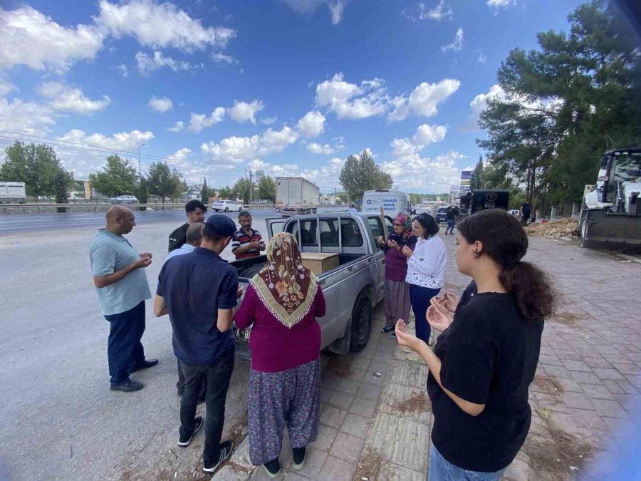 Kabri Mezarlığın Dışında Kalmış, Hikayesi Yürekleri Burkmuştu, Annesinin Yanına Defnedildi