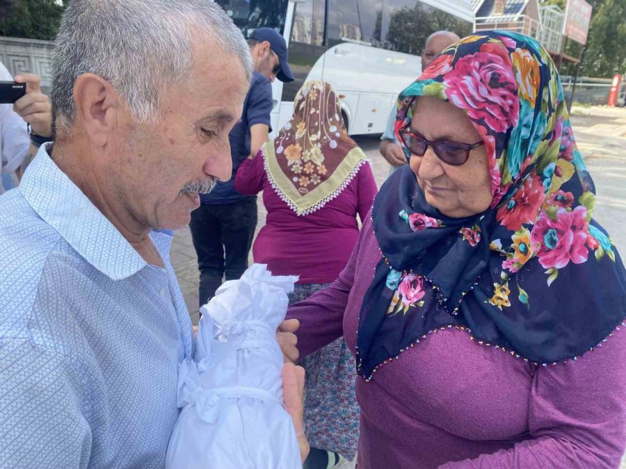 Kabri Mezarlığın Dışında Kalmış, Hikayesi Yürekleri Burkmuştu, Annesinin Yanına Defnedildi