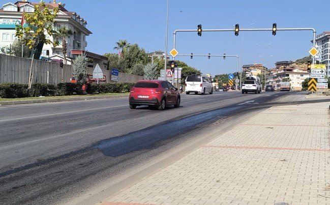 Alanya’da Yola Dökülen Yağ, Trafiği Felç Etti