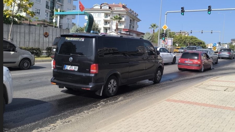 Alanya’da Yola Dökülen Yağ, Trafiği Felç Etti