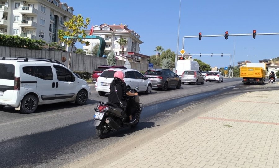 Alanya’da Yola Dökülen Yağ, Trafiği Felç Etti