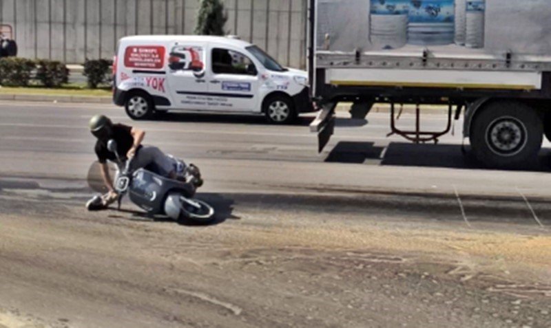 Alanya’da Yola Dökülen Yağ, Trafiği Felç Etti