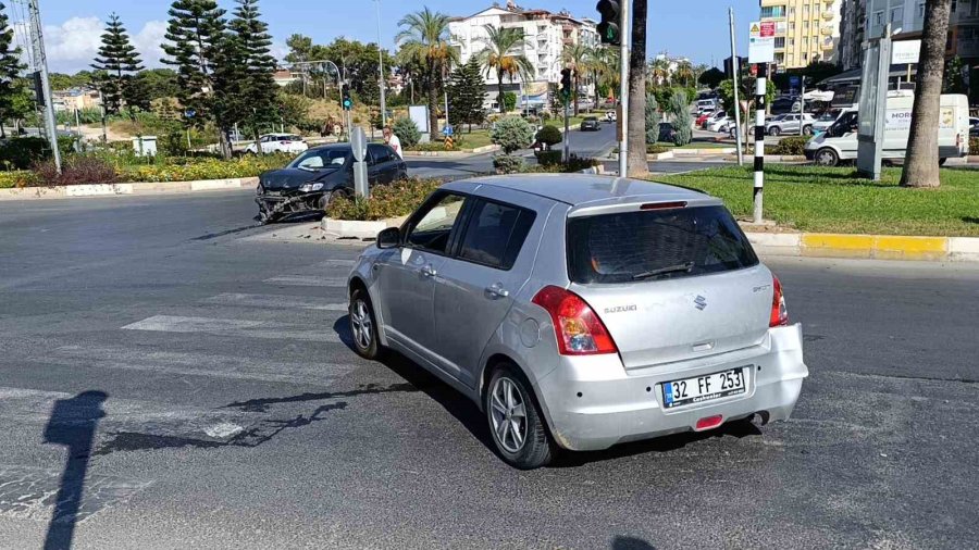 İki Otomobil Kavşakta Çarpıştı: 1 Yaralı